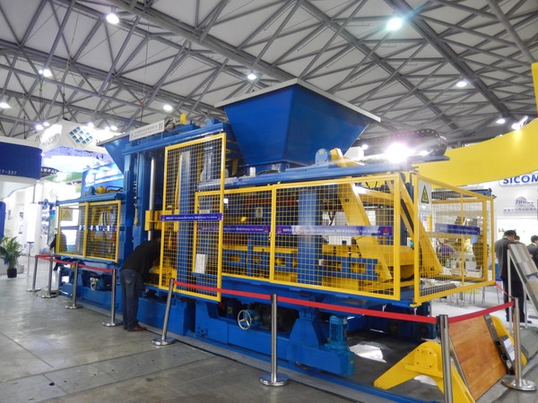 國內(nèi)的砌塊成型機(jī)械制造業(yè)存在哪些弊端？