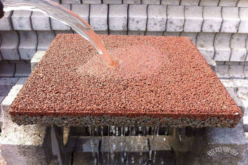 透水磚機是維護生態(tài)平衡，保護水資源的重要設備