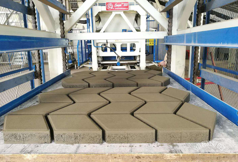 全自動透水磚磚機生產(chǎn)時輸送帶跑偏怎么辦？