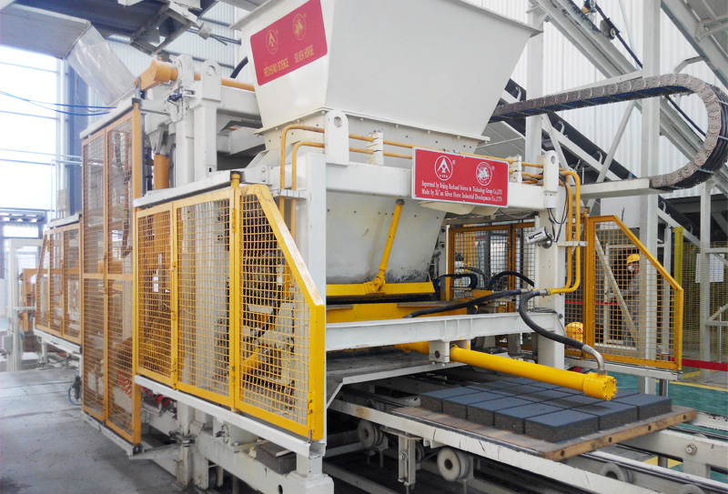 注意三大方面問題讓路面磚制磚生產(chǎn)線“永葆青春”