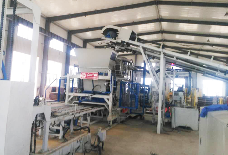 廣場磚制磚機解決日益增長的城市建筑垃圾難題