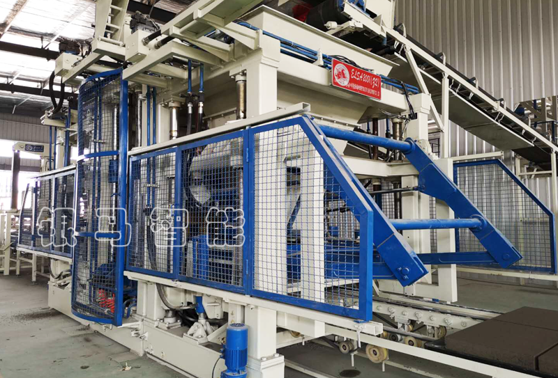 透水磚生產(chǎn)機(jī)器液壓工作油中泡沫的危害及處理方式！