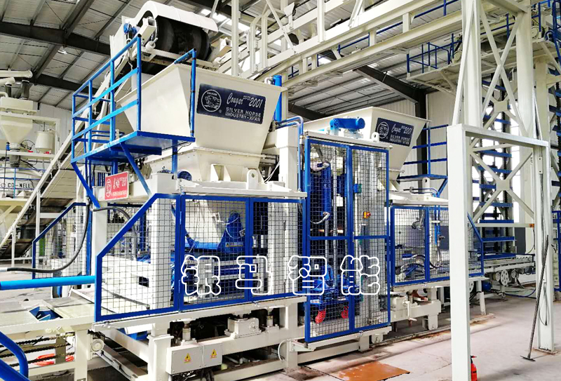 草坪磚生產(chǎn)機器：制品強度與設(shè)備精度有哪些關(guān)聯(lián)？