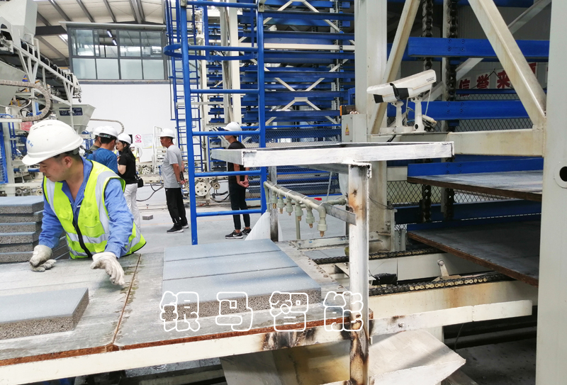 水泥便道磚機(jī)工作原理及配備的技術(shù)