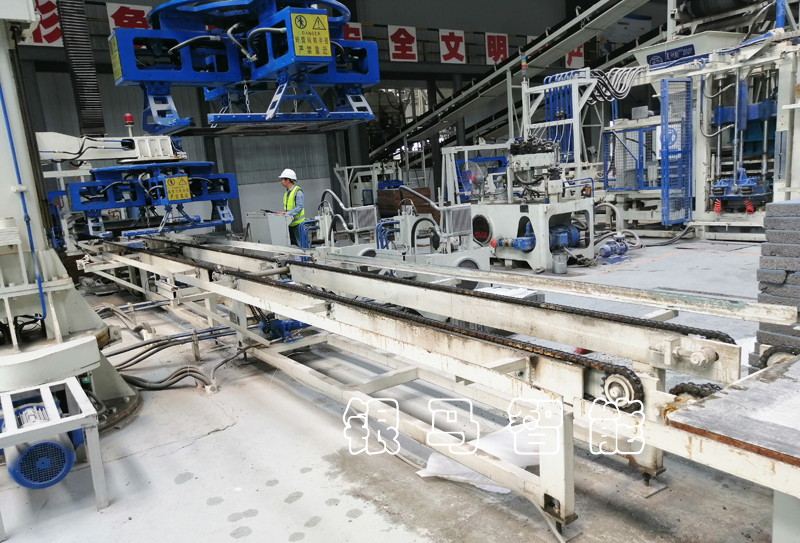 如何減少自動制磚設(shè)備砌塊磚機(jī)在生產(chǎn)中的磨損？