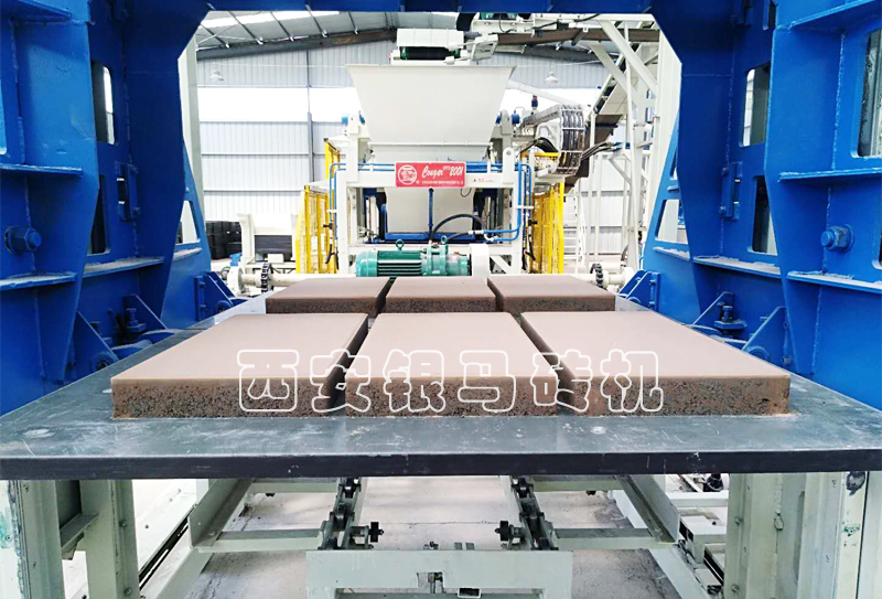 全自動新型磚機：透水磚機創(chuàng)造亮點，變更思路，實力樹立行業(yè)標(biāo)桿！