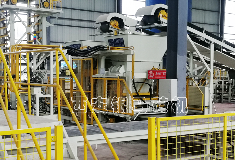 全自動(dòng)路沿石生產(chǎn)設(shè)備：免燒磚機(jī)科技利刃，創(chuàng)新敢為人先！