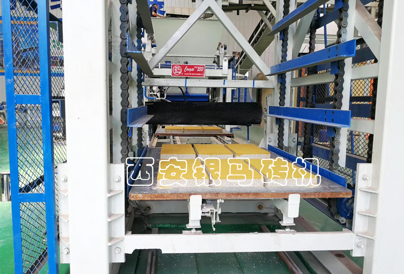 人造仿石磚生產(chǎn)線：空心磚機(jī)固廢制磚新工藝，高壓振搗擠溶！