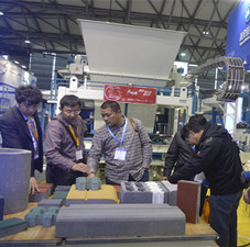 上海寶馬展我們業(yè)務(wù)經(jīng)理講解我們的設(shè)備_副本 上海寶馬展我們業(yè)務(wù)經(jīng)理講解我們的設(shè)備_副本