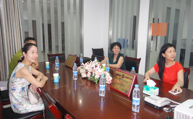 陜西建筑節(jié)能協(xié)會(huì)副會(huì)長李玉玲蒞臨銀馬透水磚機(jī)廠家