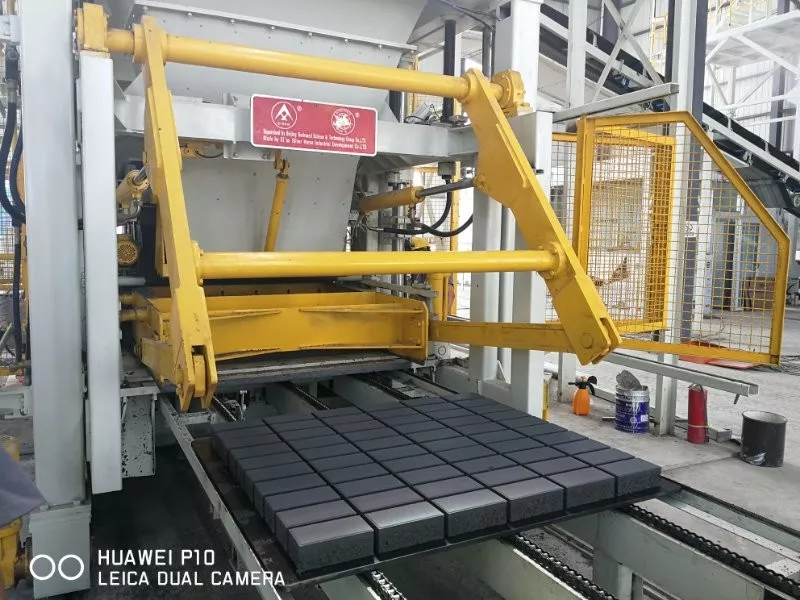 銀馬全自動透水磚機(jī)