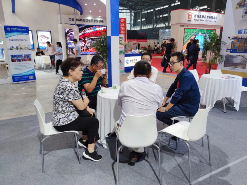 中國建材聯(lián)合會副會長磚瓦工業(yè)協(xié)會會長孫向遠(yuǎn)、副會長許彥明、秘書長周炫等領(lǐng)導(dǎo)，專程來到正在安徽國際會展中心參展的西安銀馬展廳